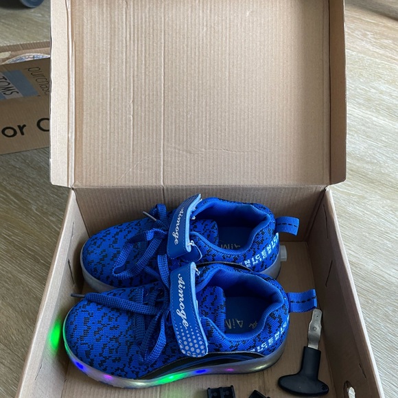 Light up sneakers with wheels - Picture 4 of 8